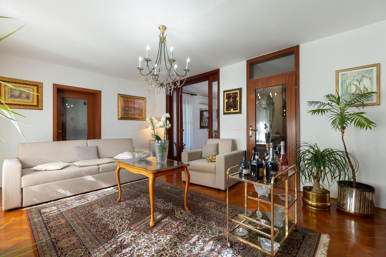 Holiday Apartment Suzana ロヴィニ エクステリア 写真