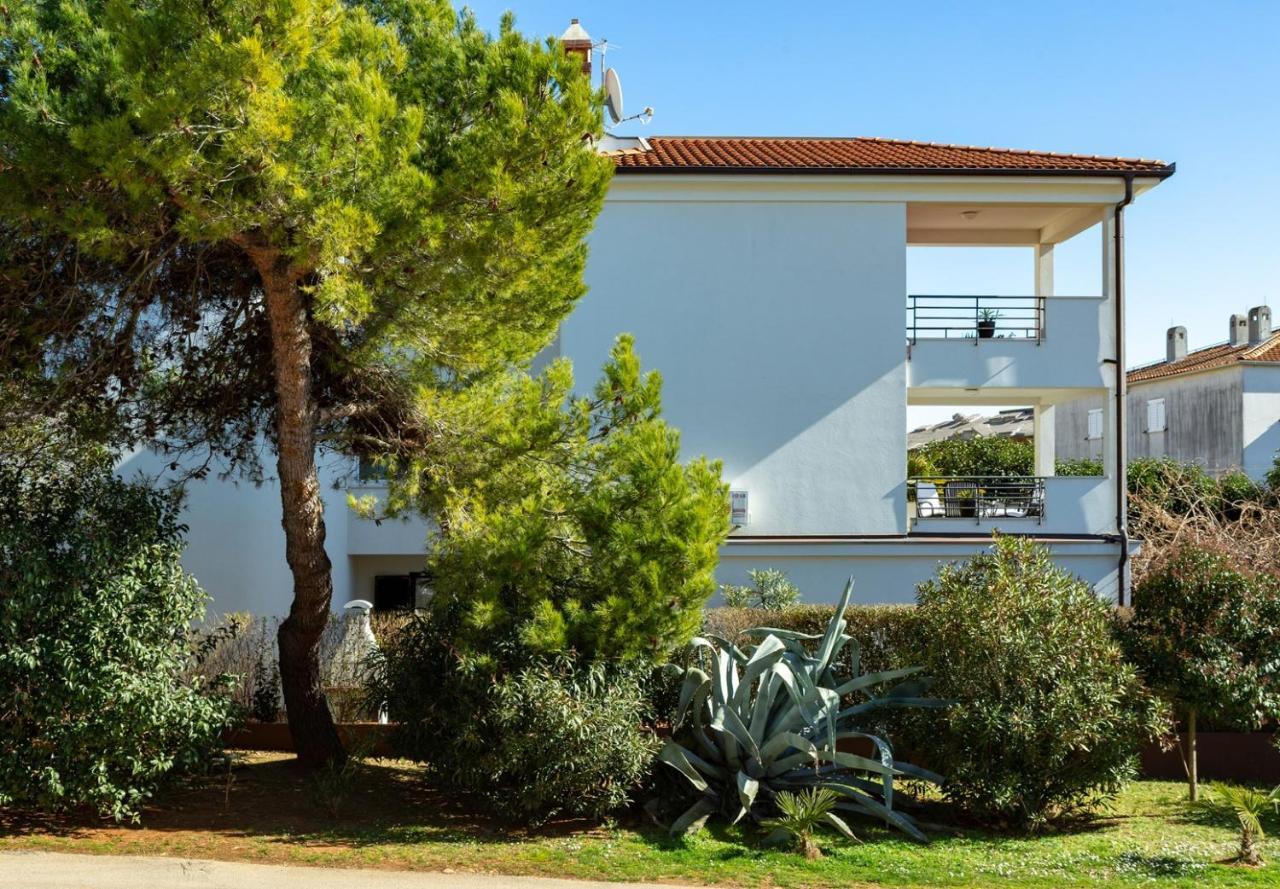 Holiday Apartment Suzana ロヴィニ エクステリア 写真