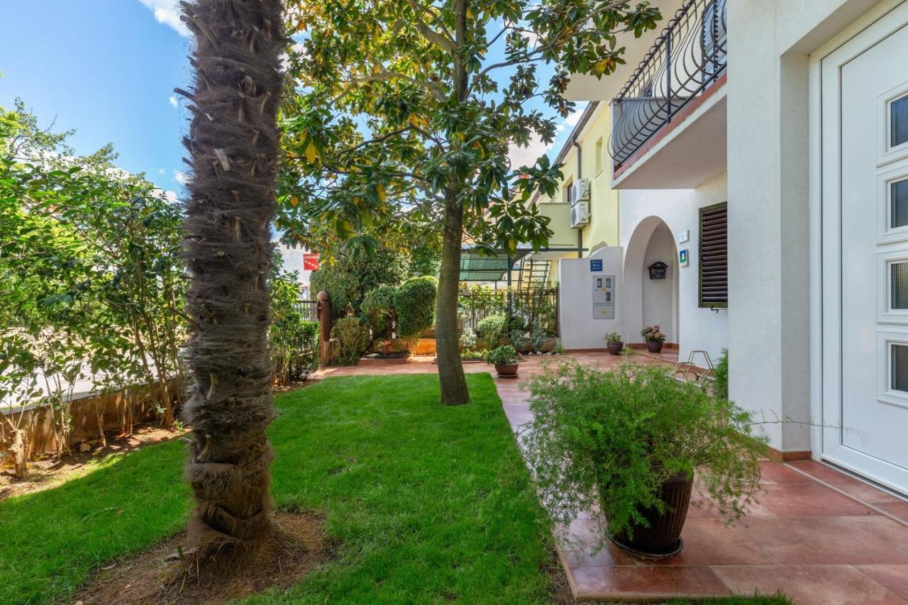 Holiday Apartment Suzana ロヴィニ エクステリア 写真