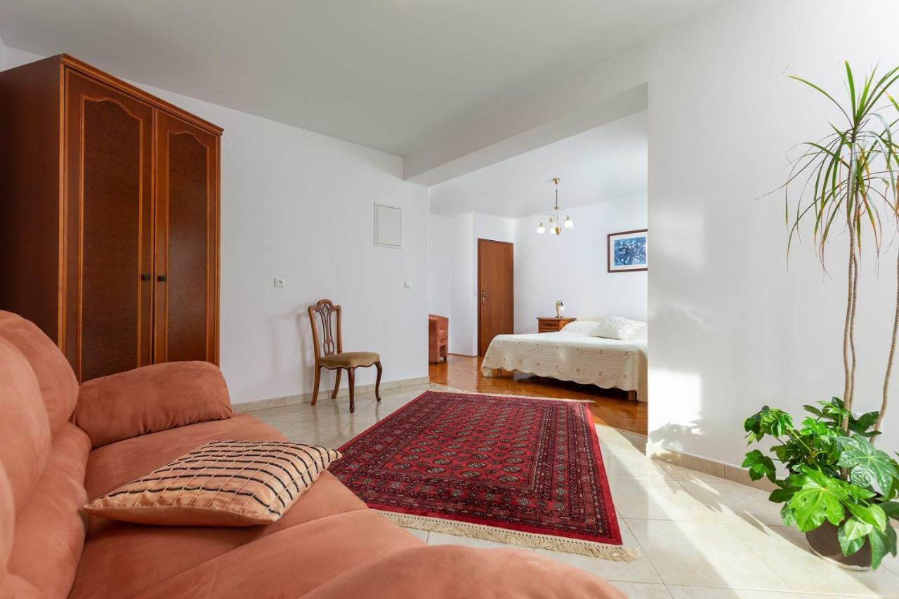 Holiday Apartment Suzana ロヴィニ エクステリア 写真
